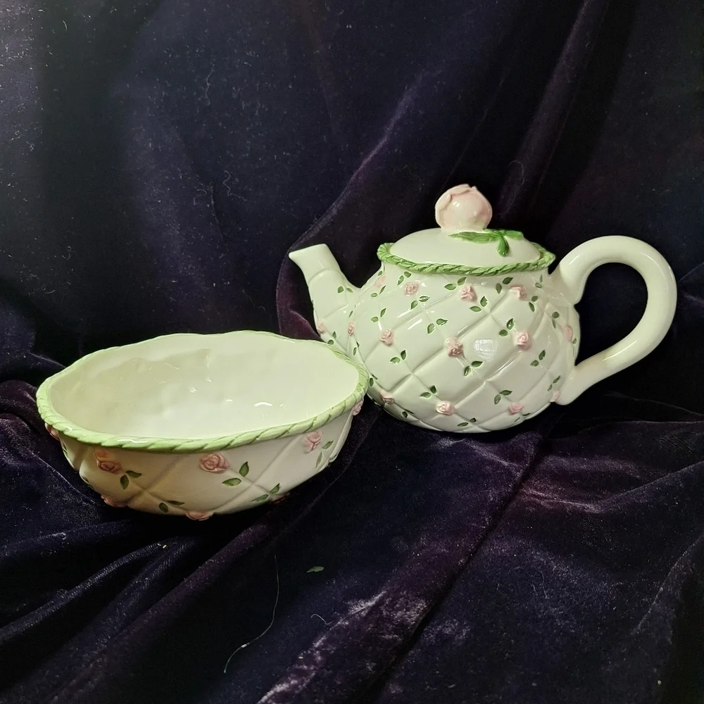 Teapot raised roses &bowl
